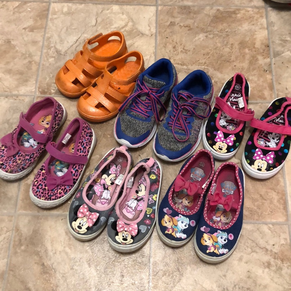Shoe lot size 10-12 Tennis Shoes are a 12